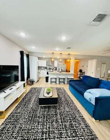 3-bedroom rental at 1035 Wildwood in San Antonio, TX — photo 3