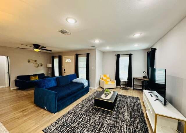 3-bedroom rental at 1035 Wildwood in San Antonio, TX — photo 4