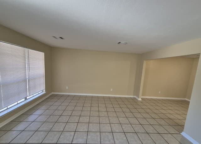 4-bedroom rental at 5907 Deer Lake in San Antonio, TX — photo 5