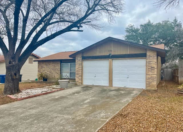 3-bedroom rental at 4942 Grey Hawk St in San Antonio, TX — photo 3