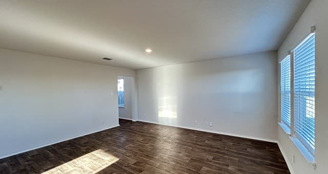 4-bedroom rental at 14702 Harlequin Duck in San Antonio, TX — photo 5