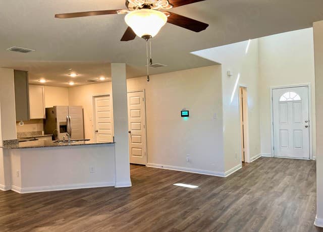 3-bedroom rental at 8563 Redhawk Loop in San Antonio, TX — photo 4
