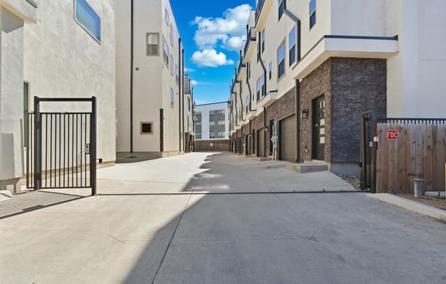 3-bedroom rental at 1817 N St Marys St Unit 301 in San Antonio, TX — photo 3