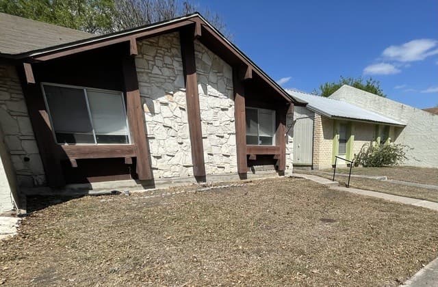 3-bedroom rental at 7107 Swinford in San Antonio, TX — photo 2