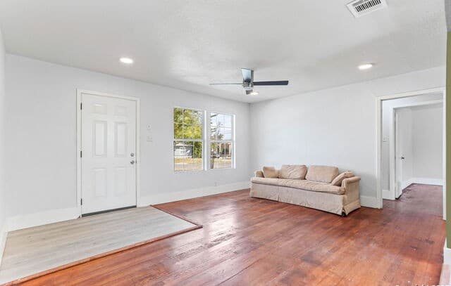 4-bedroom rental at 106 Pilgrim in San Antonio, TX — photo 3