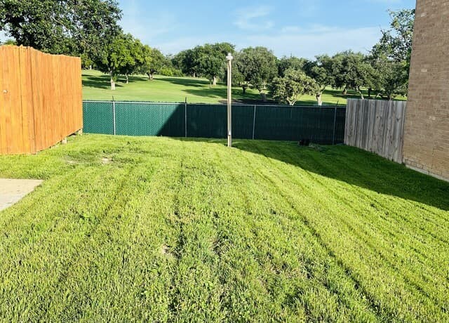 3-bedroom rental at 7322 Oak Manor Dr Unit 35 in San Antonio, TX — photo 4