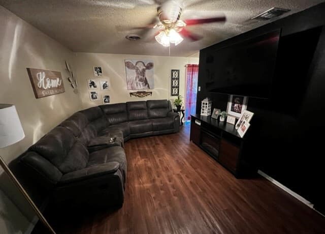 3-bedroom rental at 5031 Lancelot in San Antonio, TX — photo 2