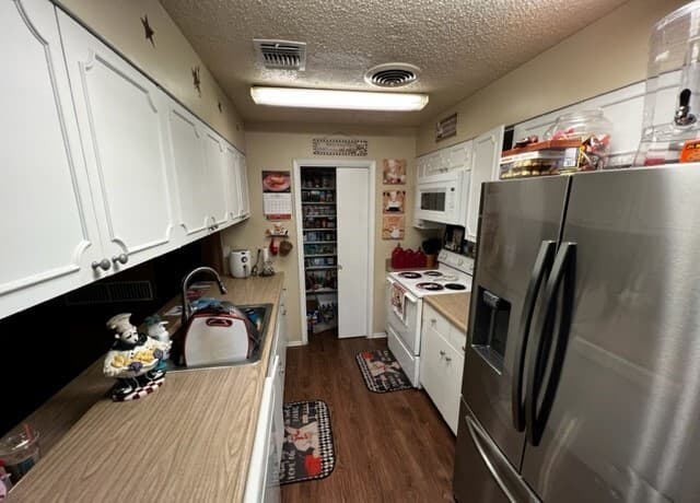 3-bedroom rental at 5031 Lancelot in San Antonio, TX — photo 3