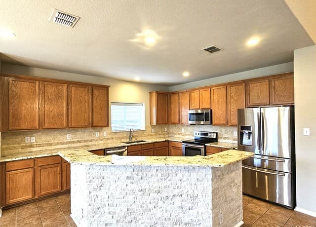 3-bedroom rental at 400 Apache Ledge in Cibolo, TX — photo 2
