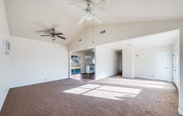 3-bedroom rental at 827 Horseshoe in Universal City, TX — photo 2