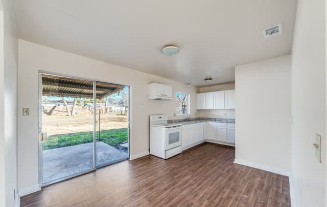 3-bedroom rental at 827 Horseshoe in Universal City, TX — photo 4