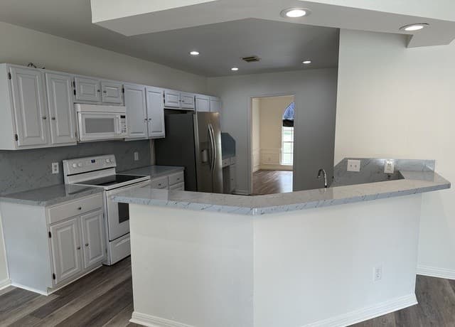 4-bedroom rental at 10463 Trailway Oak in San Antonio, TX — photo 4