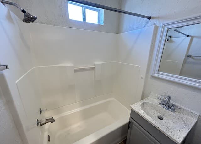 1-bedroom rental at 1625 Mccullough Ave Unit 7 in San Antonio, TX — photo 5