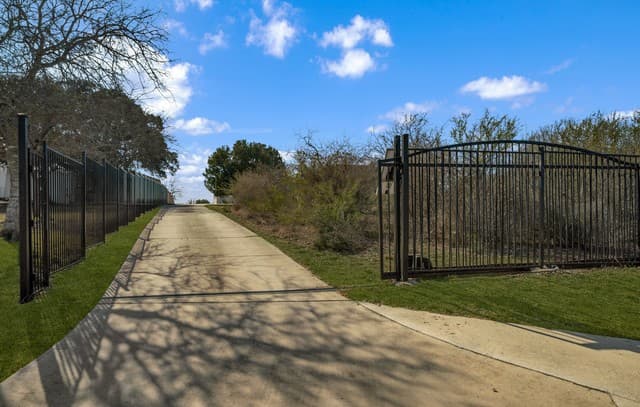 3-bedroom rental at 7033 Robin Hood Way in Schertz, TX — photo 2