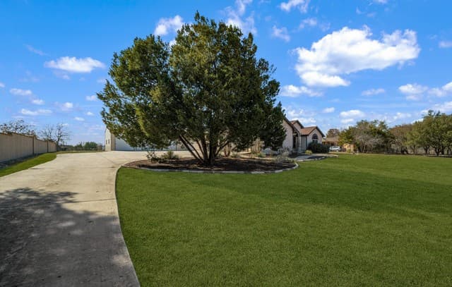 3-bedroom rental at 7033 Robin Hood Way in Schertz, TX — photo 3
