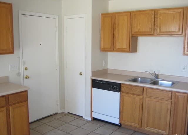 3-bedroom rental at 4807 Georges Farm in San Antonio, TX — photo 4