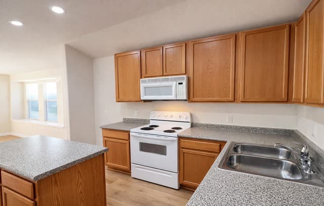 4-bedroom rental at 10354 Oakwood Crest in San Antonio, TX — photo 2