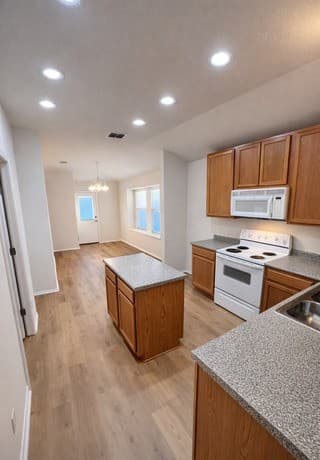 4-bedroom rental at 10354 Oakwood Crest in San Antonio, TX — photo 3