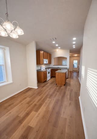 4-bedroom rental at 10354 Oakwood Crest in San Antonio, TX — photo 5