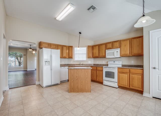 3-bedroom rental at 6102 Still in San Antonio, TX — photo 3