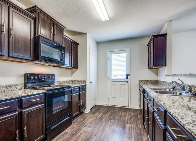 3-bedroom rental at 6528 Chevler Pass in San Antonio, TX — photo 2