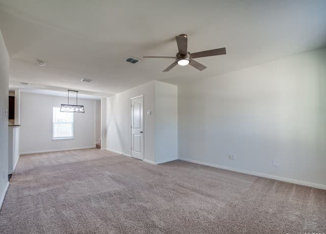 3-bedroom rental at 6528 Chevler Pass in San Antonio, TX — photo 4