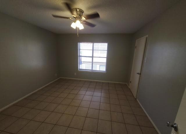 2-bedroom rental at 911-Y Vance Jackson Rd in San Antonio, TX — photo 2