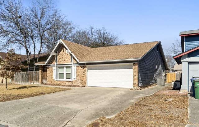 4-bedroom rental at 10315 Country Green in San Antonio, TX — photo 2