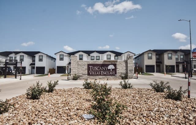 3-bedroom rental at 8318 Via Verona Unit 103 in San Antonio, TX — photo 2