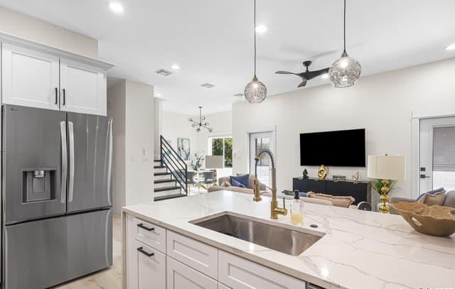 3-bedroom rental at 1021 S Hackberry Unit 201 in San Antonio, TX — photo 5