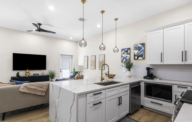 3-bedroom rental at 1021 S Hackberry Unit 202 in San Antonio, TX — photo 4