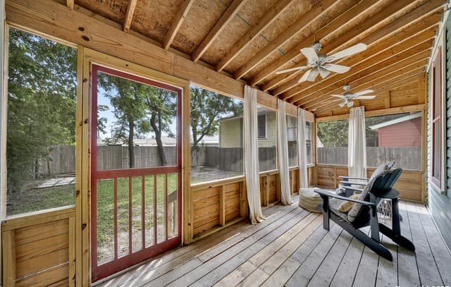 2-bedroom rental at 210 Sadie in San Antonio, TX — photo 3