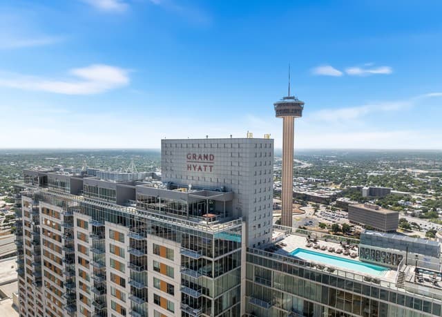 1-bedroom rental at 610 E Market Unit 2606 in San Antonio, TX — photo 2