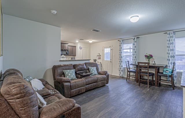 3-bedroom rental at 2831 Lavender in San Antonio, TX — photo 3