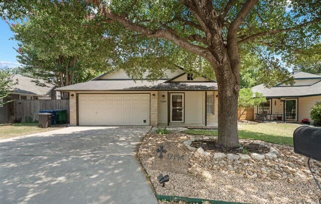 3-bedroom rental at 12106 Ridge Ct in San Antonio, TX — photo 2