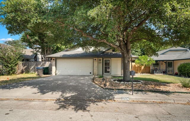3-bedroom rental at 12106 Ridge Ct in San Antonio, TX — photo 5