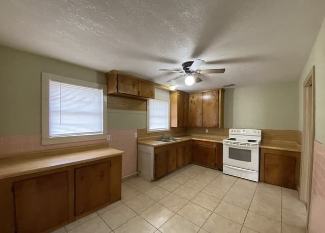 2-bedroom rental at 116 Tagert in Pleasanton, TX — photo 3