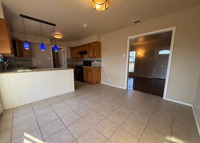 4-bedroom rental at 3730 La Sabre in San Antonio, TX — photo 5