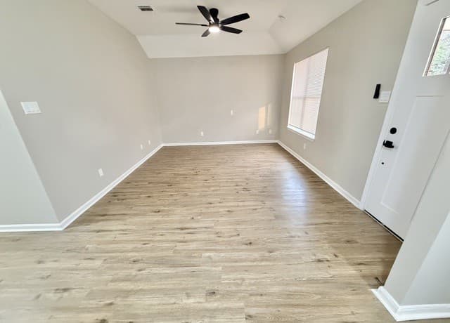 3-bedroom rental at 2307 McKinley in San Antonio, TX — photo 3