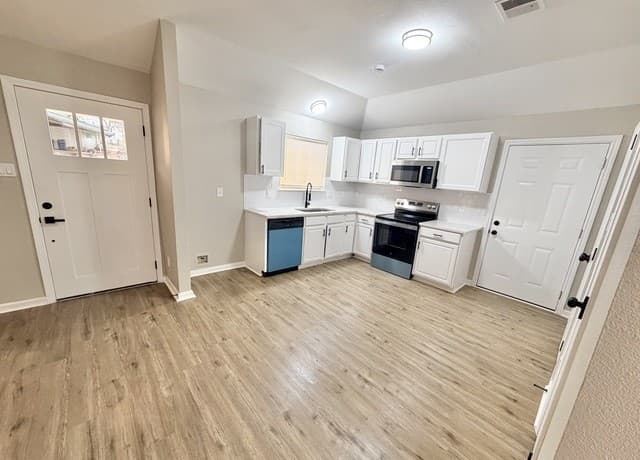 3-bedroom rental at 2307 McKinley in San Antonio, TX — photo 4