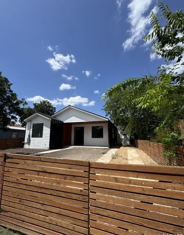 3-bedroom rental at 105 Forrest in San Antonio, TX — photo 2