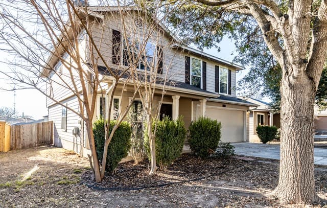 4-bedroom rental at 11710 Wayward Daisy in San Antonio, TX — photo 2