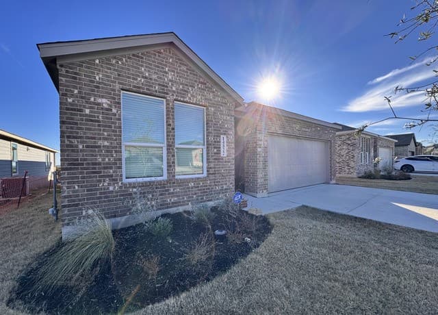 4-bedroom rental at 14822 Taradeau in San Antonio, TX — photo 2