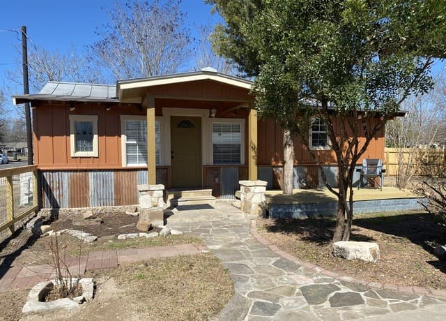 2-bedroom rental at 309 Brackenridge in Boerne, TX — photo 2