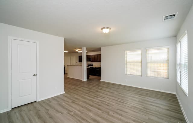 3-bedroom rental at 10312 Green Branch in San Antonio, TX — photo 4