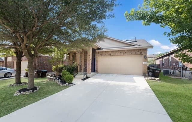 5-bedroom rental at 12050 Texana Cv in San Antonio, TX — photo 2