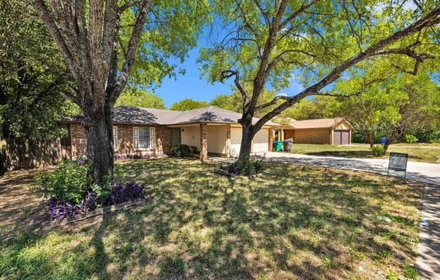 3-bedroom rental at 6427 Ridge Place in San Antonio, TX — photo 2