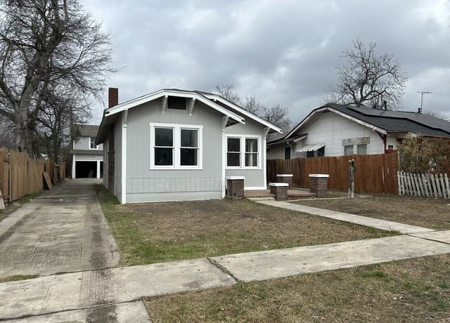2-bedroom rental at 329 Hot Wells Unit FRONT UNIT in San Antonio, TX — photo 2