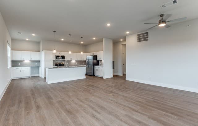 4-bedroom rental at 330 E Carson Unit 2301 in San Antonio, TX — photo 2