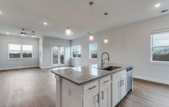 4-bedroom rental at 330 E Carson Unit 2301 in San Antonio, TX — photo 3